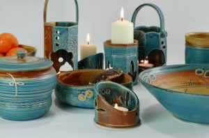 Verschiedene Behälter für Kerzen und Schalen