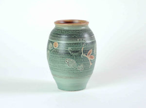 mittelgroße Vase grün mit gemalter und gestempelter Dekoration