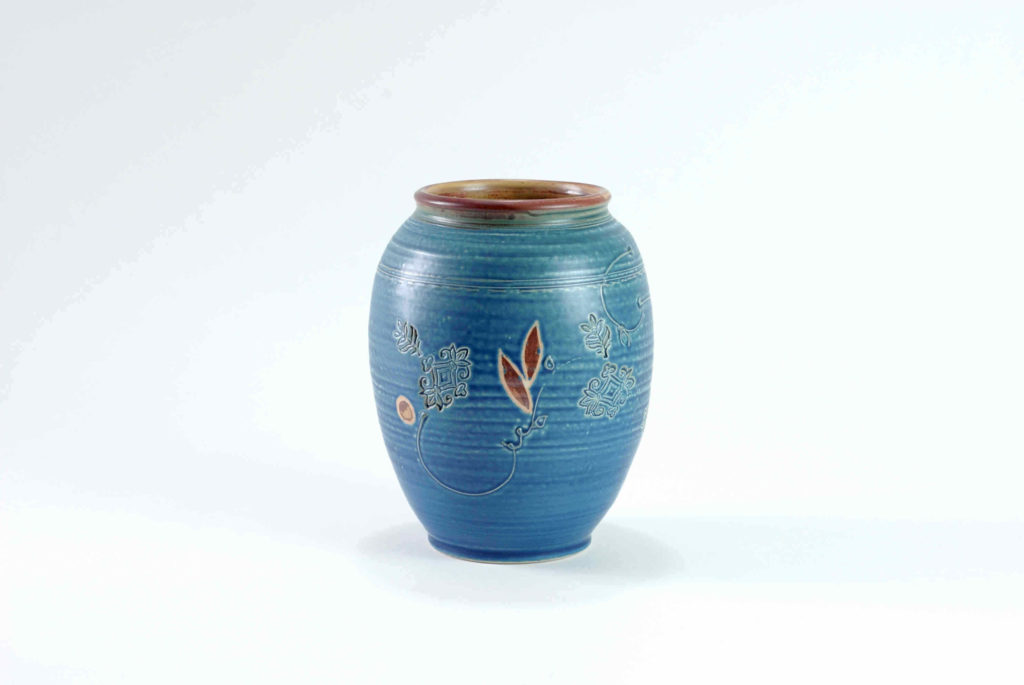 Eine. schlichte und dezent dekorierte blaue runde Vase