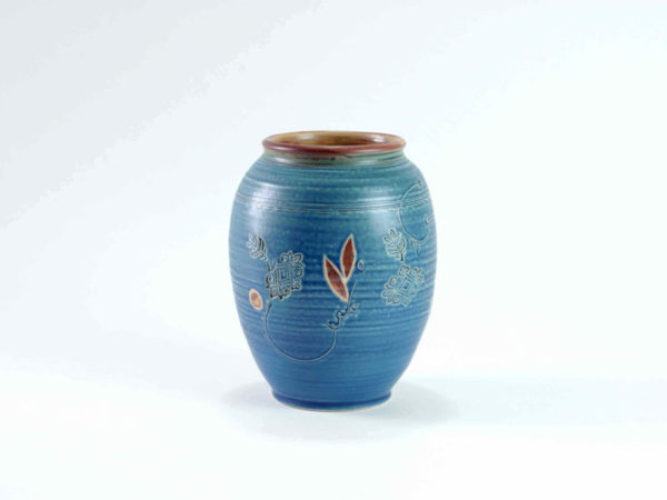 Eine. schlichte und dezent dekorierte blaue runde Vase
