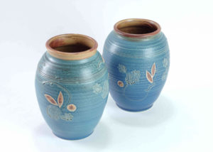 Zwei blaue Vasen mit weiter Öffnung und gestempelten und gemalten Verzierungen