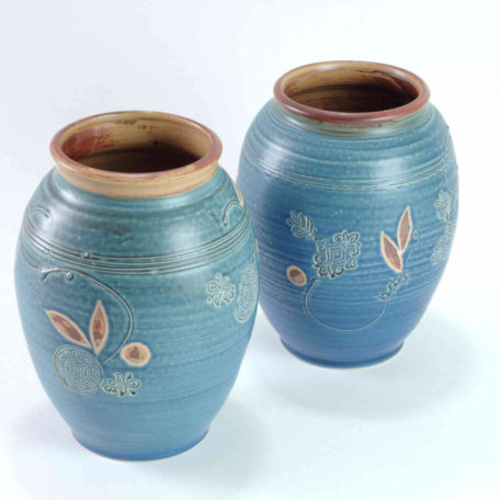 Zwei blaue Vasen mit weiter Öffnung und gestempelten und gemalten Verzierungen