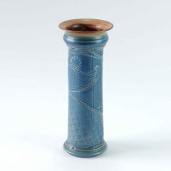 Schlanke blaue Vase, ein Unikat mit strukturiertem Körper