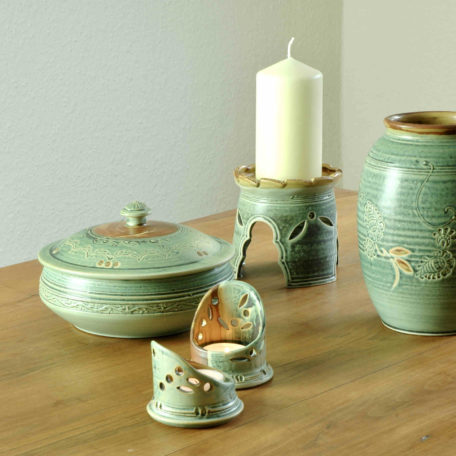 Tischdekoration mit Teelichthaltern Zylo, Dose Leckerli, Kerzenständer Pulpe und Vase Eres, alles in grün
