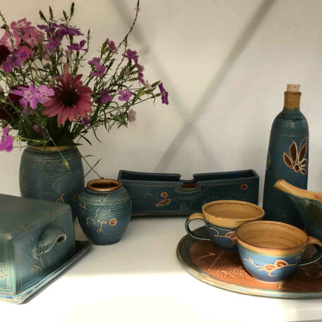 Tischdekoration blau mit Vase "Awewa" mit Blumen, Käseglocke "Kahro", Väschen, Briefständer, Flasche, Tassen "Sari", Tablett, Teekanne
