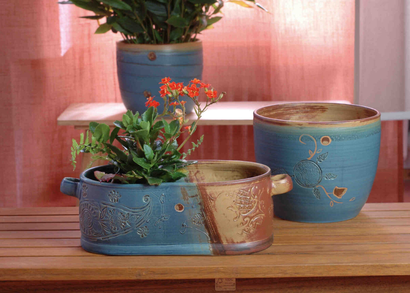 Blaue Übertöpfe und kleiner Kasten